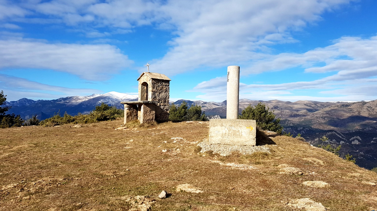 Foto d'una ermita dalt d'un cim.