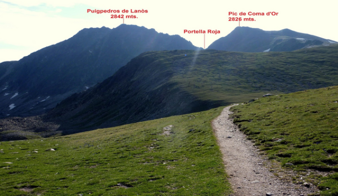 Pic de la Coma d'Or (2.826 m) i Pic Puigpedrós de Llanós (2.846 m) tot crestejant