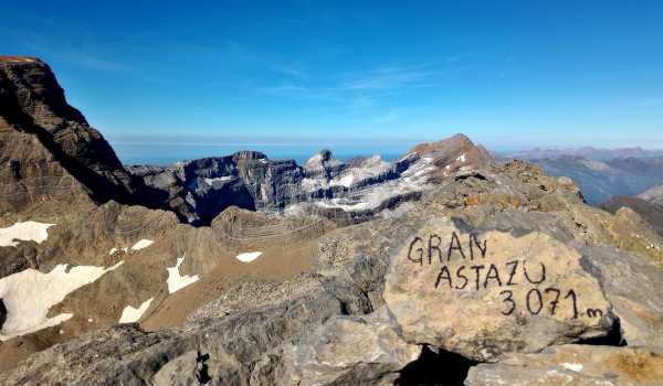 Pics d'Aztazous (3.012 i 3.071 m) des de la Vall de Pineta