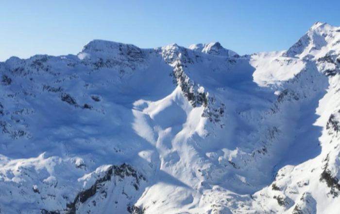 Pic de l'Aiguillette (2.542 mts), Pic de Bataillence (2.602 mts) i Pic de la Forqueta o Marioules (2.563 mts)