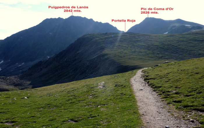 Pic de la Coma d'Or (2.826 m) i Pic Puigpedrós de Llanós (2.846 m) tot crestejant